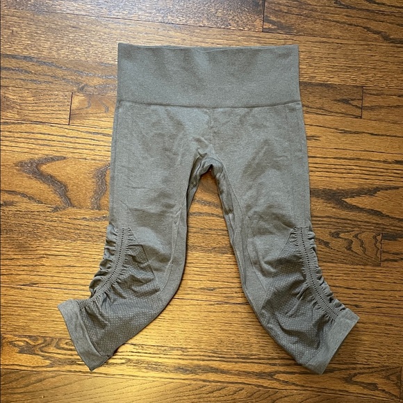 Lululemon Crops - Size 4 - Picture 1 of 3